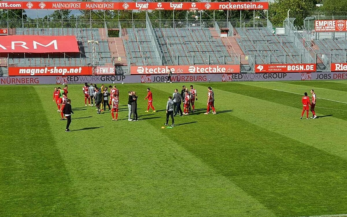 Spieler der wuerzburger kickers nach dem spiel auf feld Spieler der wuerzburger kickers nach dem spiel auf feld